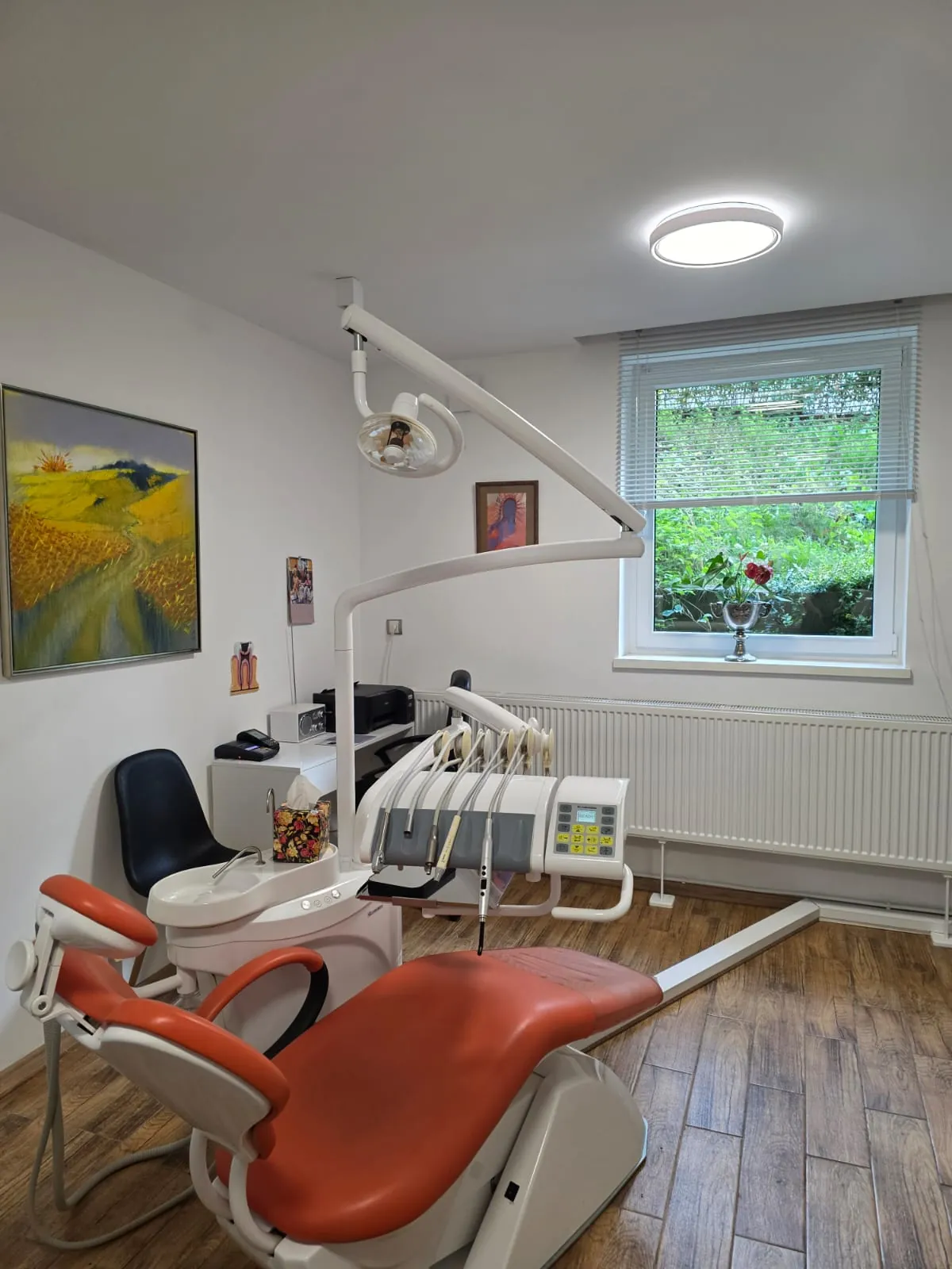 Fotel stomatologiczny i okno z widokiem na ogród w gabinecie dentysty w Sopocie – Km Gabinet Stomatologiczny